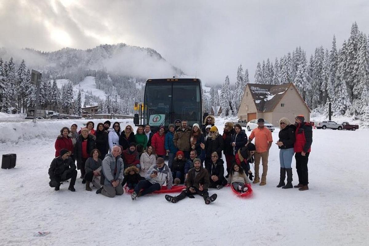 Un grupo de personas posando para una foto en la nieve.