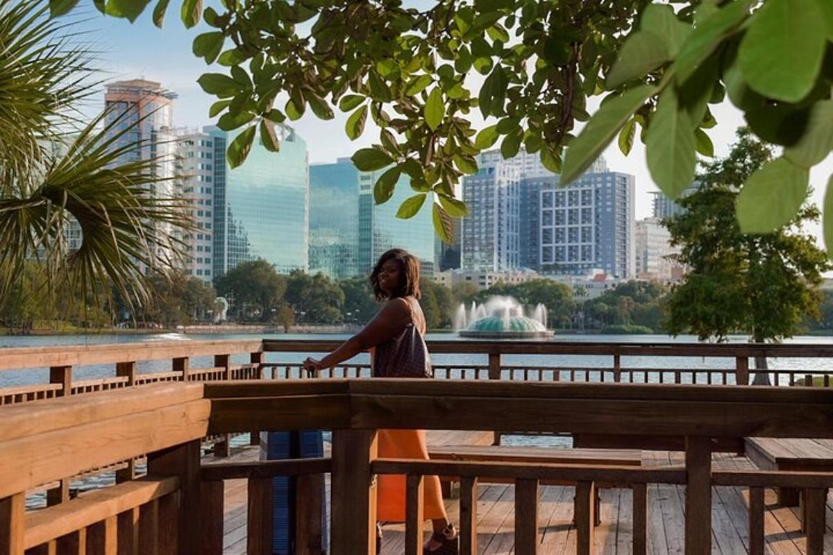 una dona asseguda en un banc de fusta mirant la ciutat