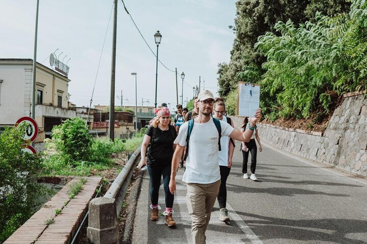 eine Gruppe von Menschen, die eine Straße entlanggehen