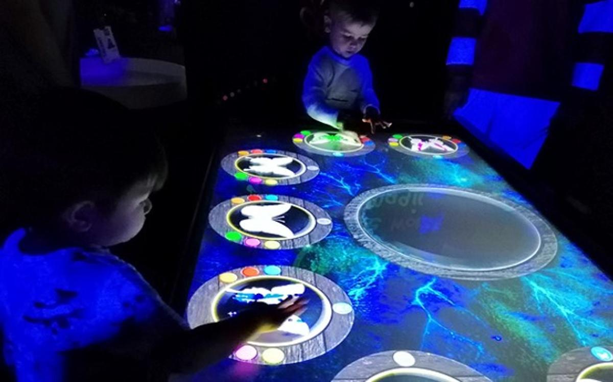 dua budak lelaki bermain dengan meja dengan lampu