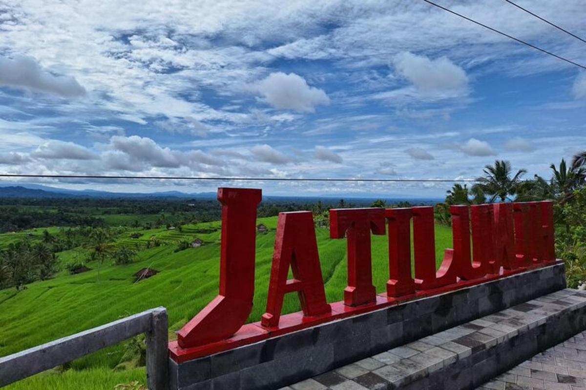 bangku merah duduk di atas bukit