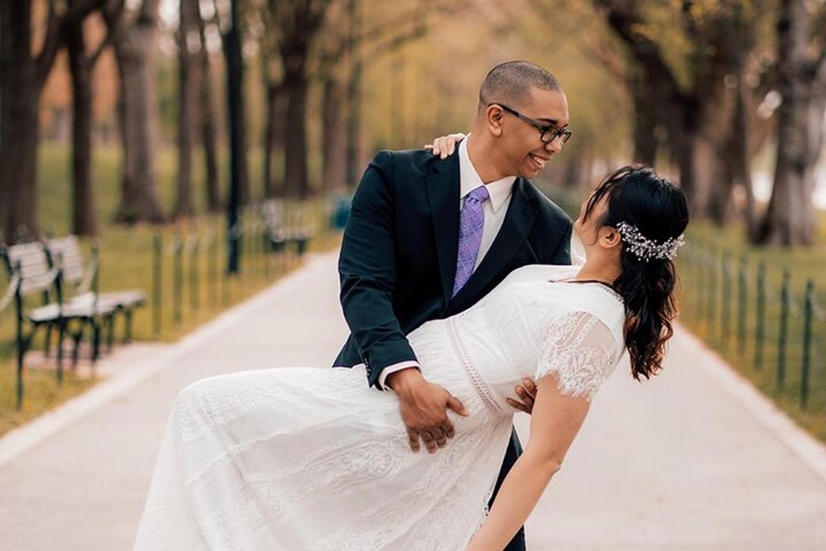 um homem e uma mulher em um vestido de noiva