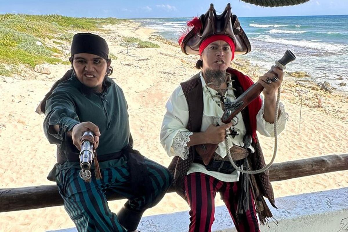 twee mannen gekleed in kostuums op het strand