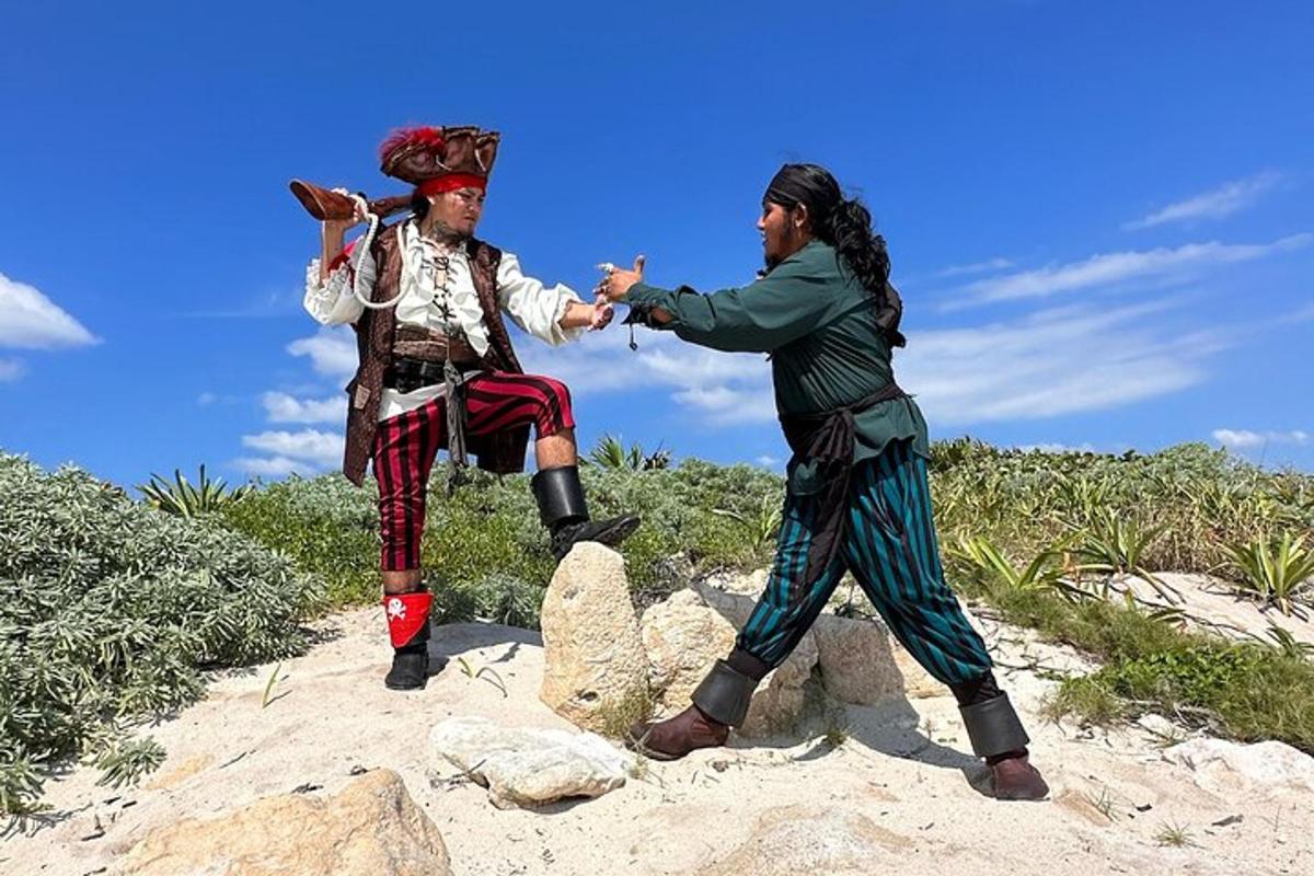 twee mannen in traditionele kostuums dansen op een strand
