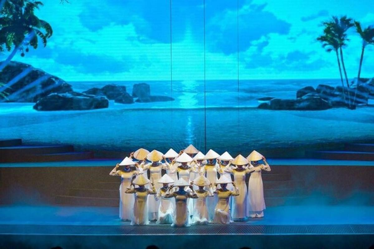 un grup de persones dretes en un escenari