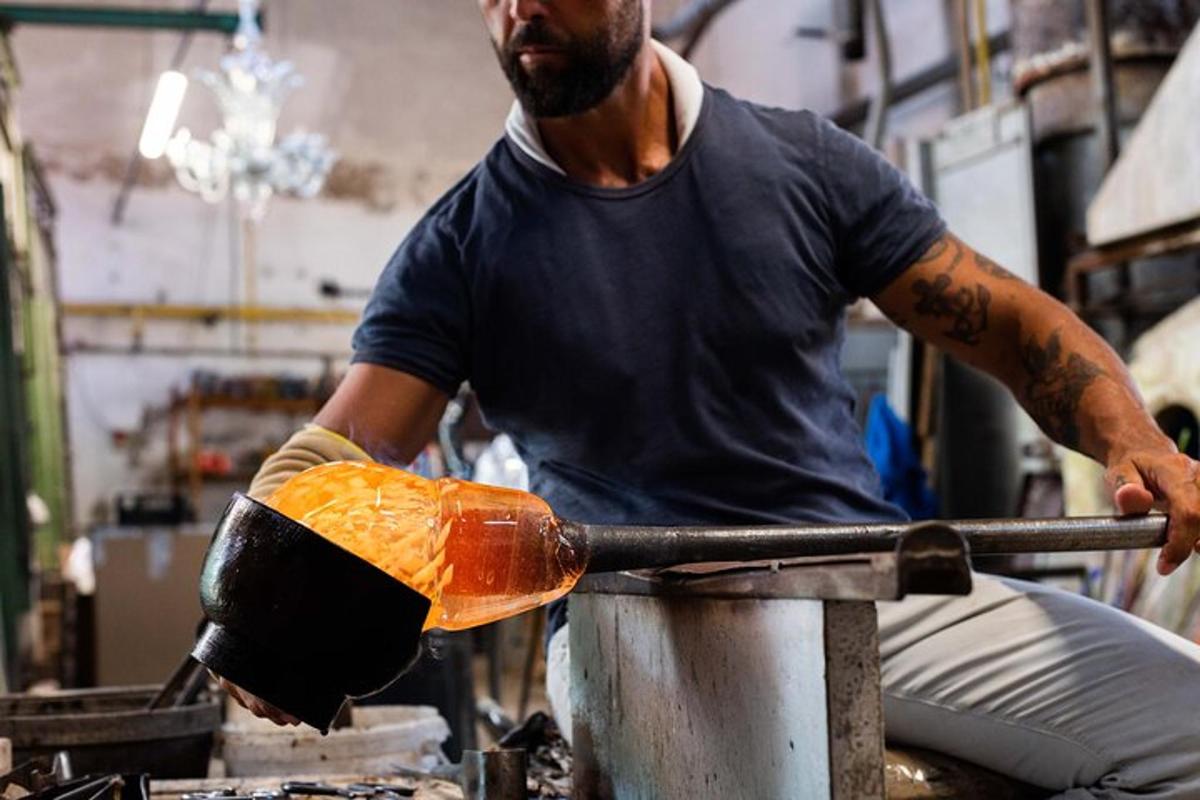 un uomo sta preparando un pezzo di cibo in una pentola