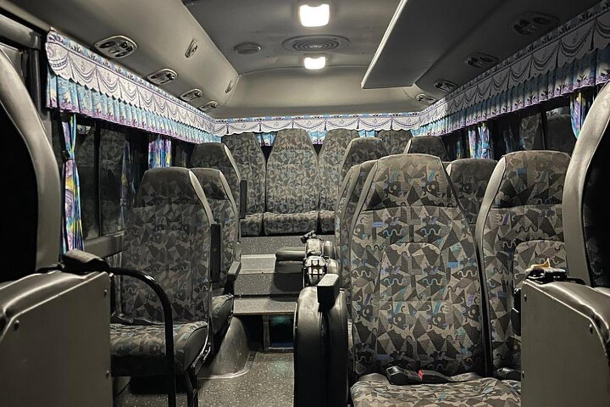 egy üres vonatkocsi üres ülésekkel a buszon