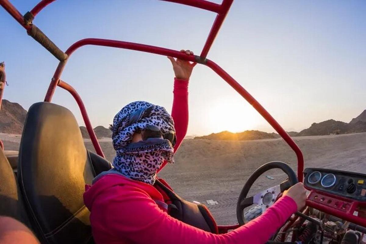 uma pessoa está dirigindo um barco no deserto