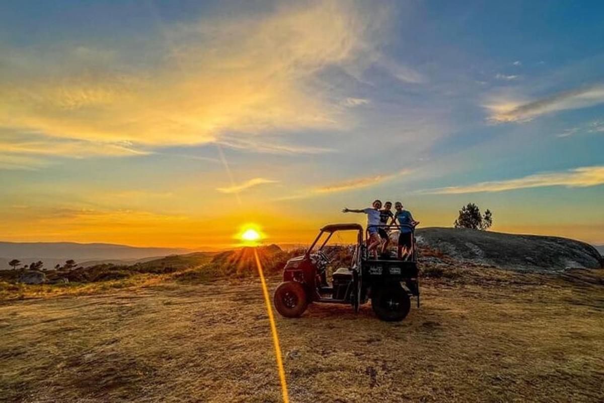 um grupo de pessoas em pé em um carrinho de golfe ao pôr do sol