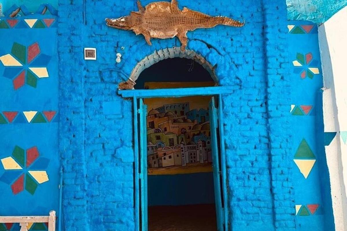 ruangan biru dengan dinding biru dan pintu