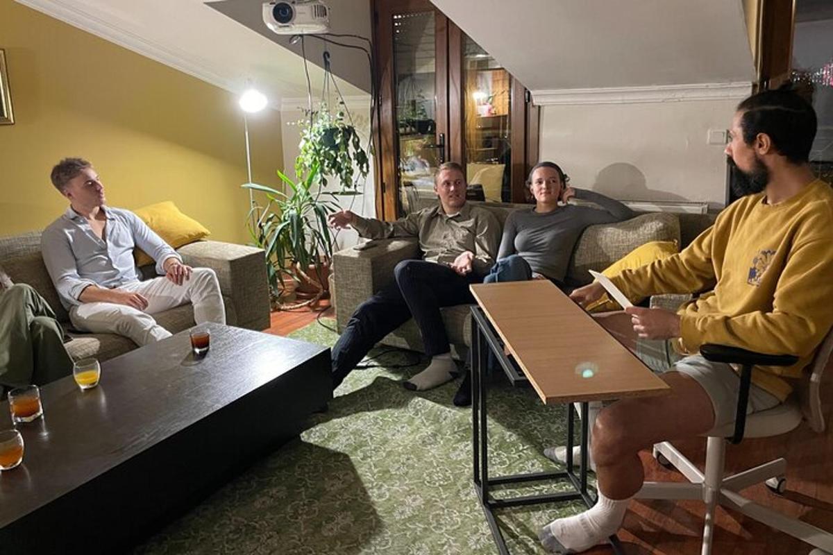 um grupo de homens sentados em uma sala de estar