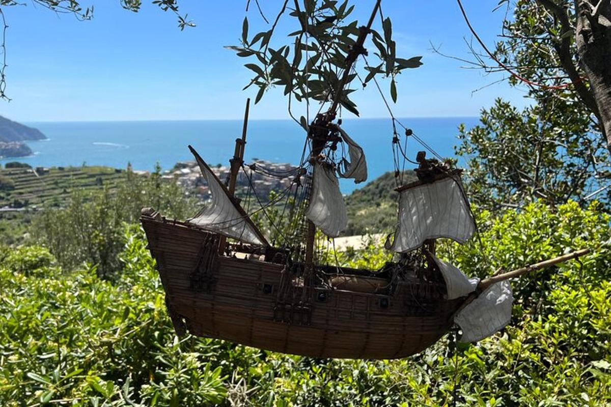 un barco de madera colgando de un árbol