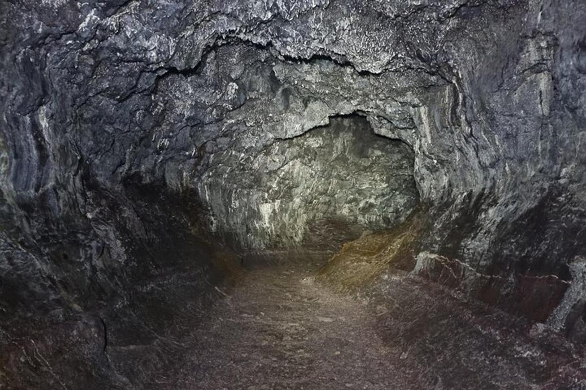 temná jeskyně s tunelem uprostřed