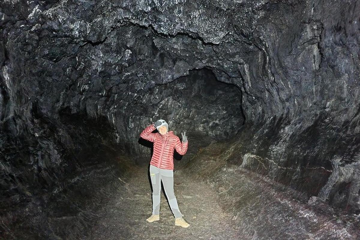 žena stojí v temné jeskyni