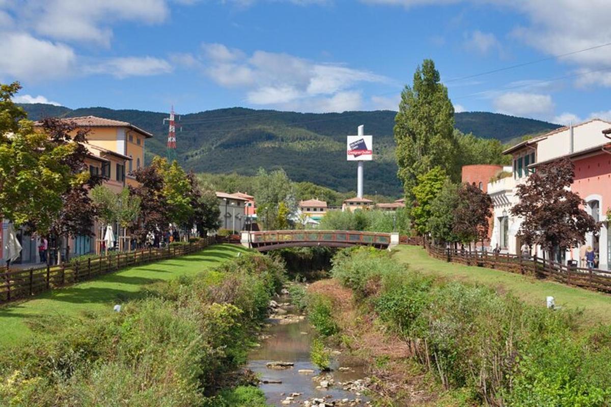 una piccola città con un fiume e un ponte