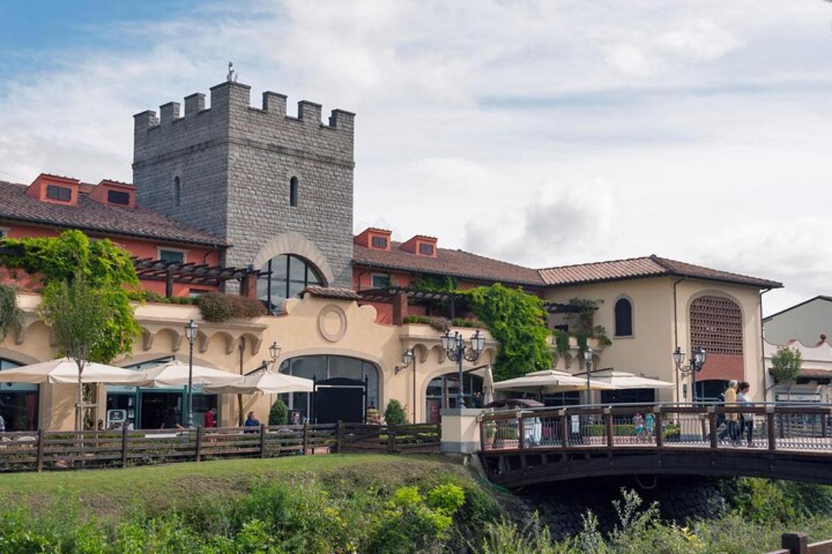 un edificio con un ponte di fronte a un castello