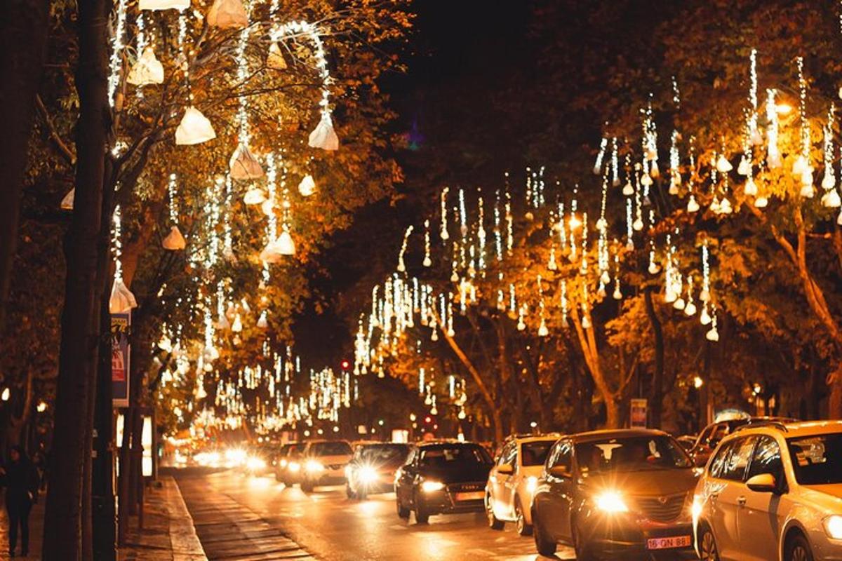 o stradă de oraș cu mașini parcate pe stradă cu lumini de Crăciun