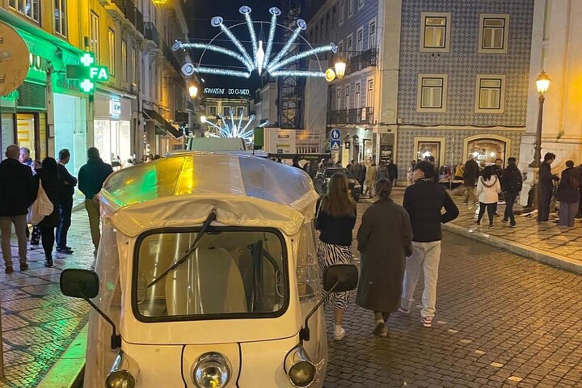 joukko ihmisiä kävelee kadulla auton kanssa