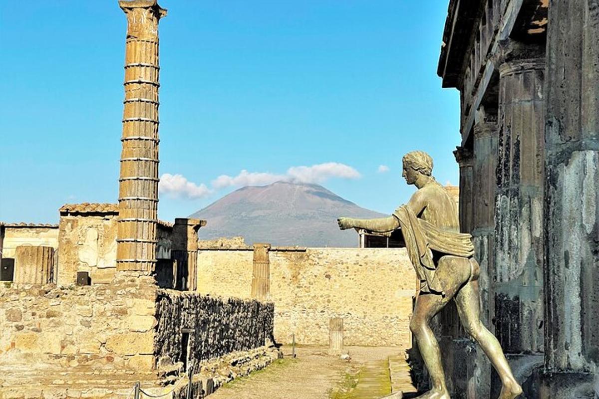 una estàtua d'un home recolzat a un edifici