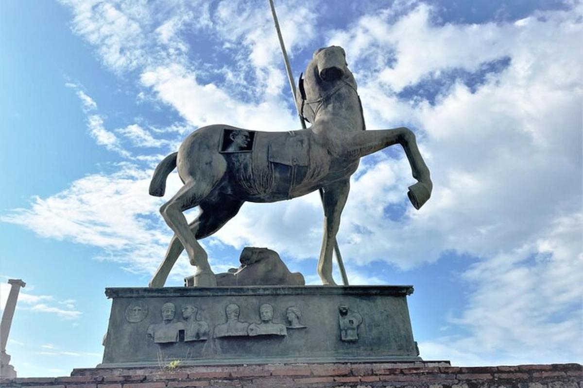 una estàtua d'un cavall a la part superior d'un edifici