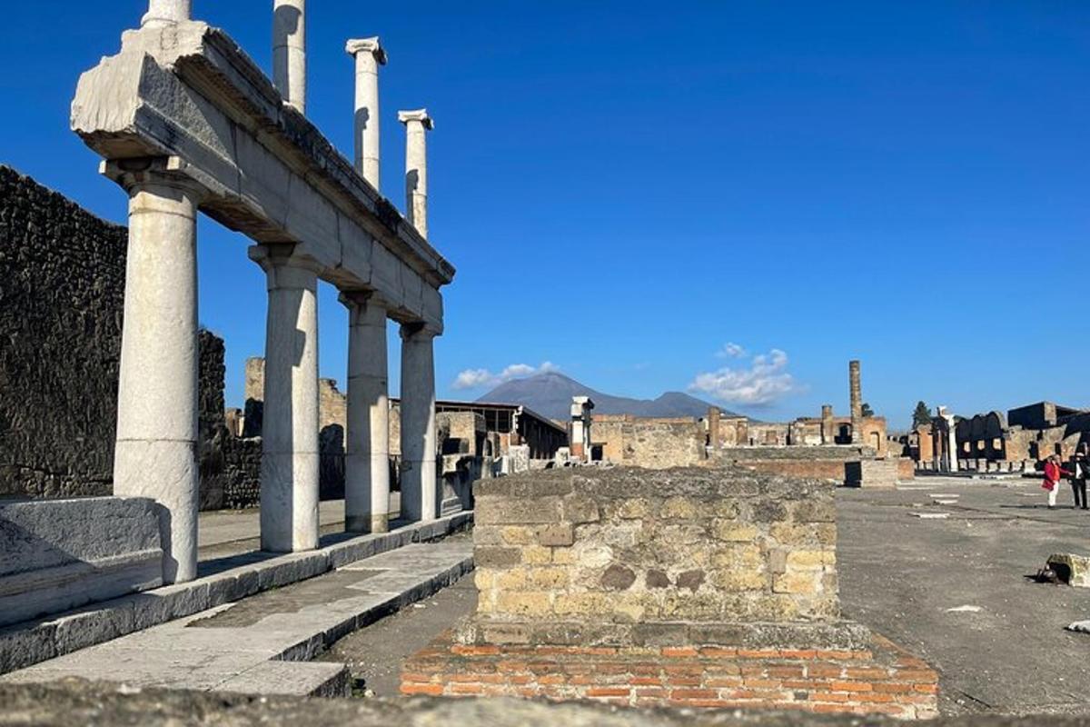 ruïnes antigues d'un edifici amb columnes en un carrer