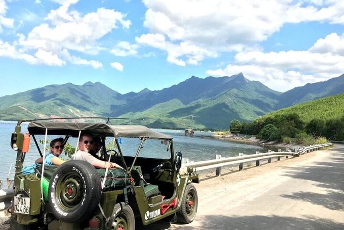 due persone che viaggiano su un golf cart su una strada