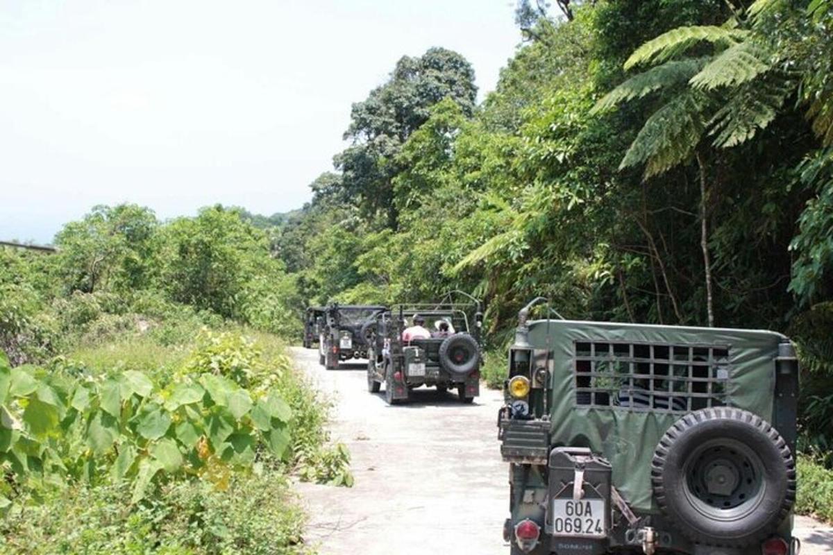 un gruppo di veicoli militari che percorrono una strada sterrata