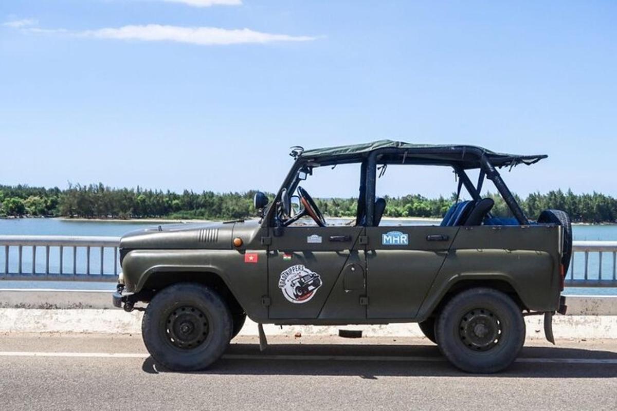 una jeep verde parcheggiata sul ciglio di una strada