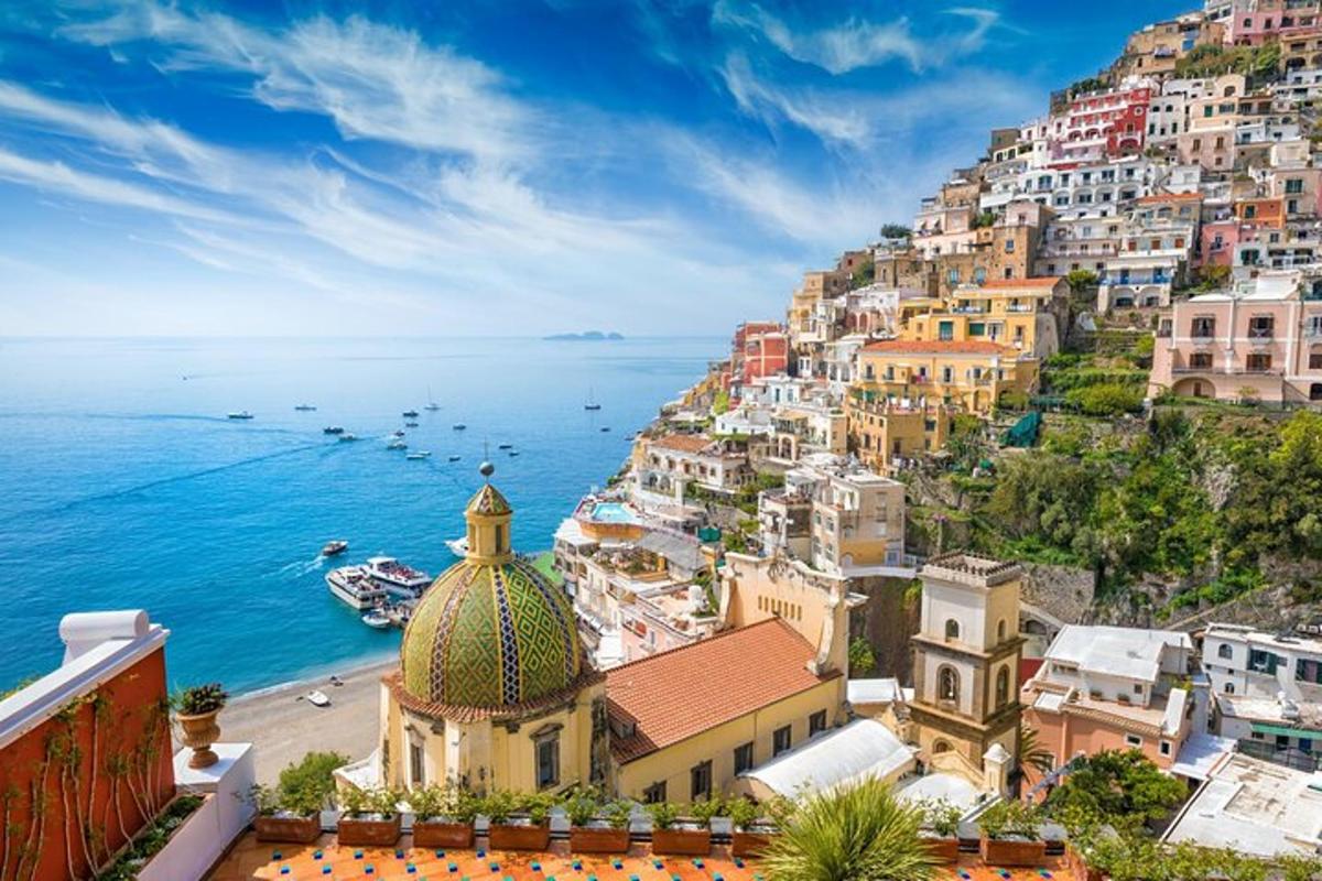 una vista di positano sulla costiera amalfitana