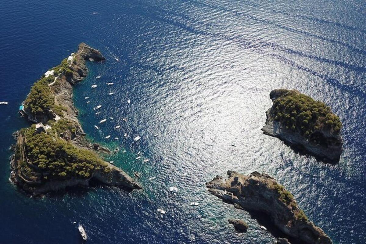 una vista aerea di un'isola nell'acqua