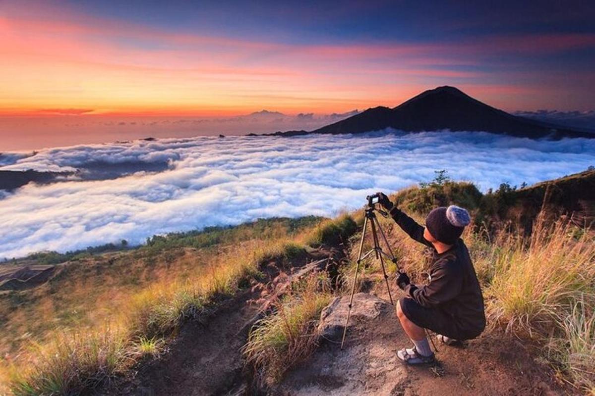 một người ngồi trên đồi ngắm mây