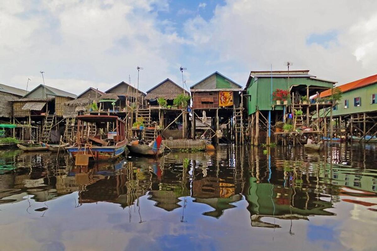 sekelompok rumah dan perahu di perairan