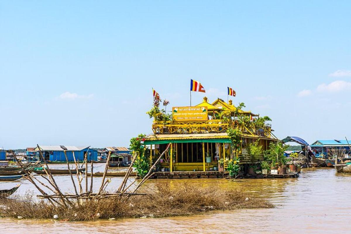 ein Haus auf dem Wasser mit einer Flagge darauf
