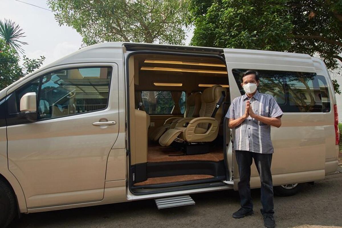seorang pria mengenakan topeng berdiri di depan sebuah mobil van