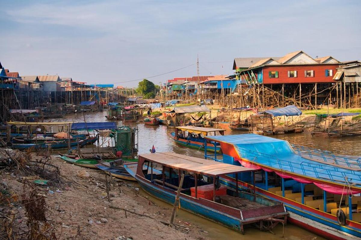 sekelompok perahu berlabuh di air