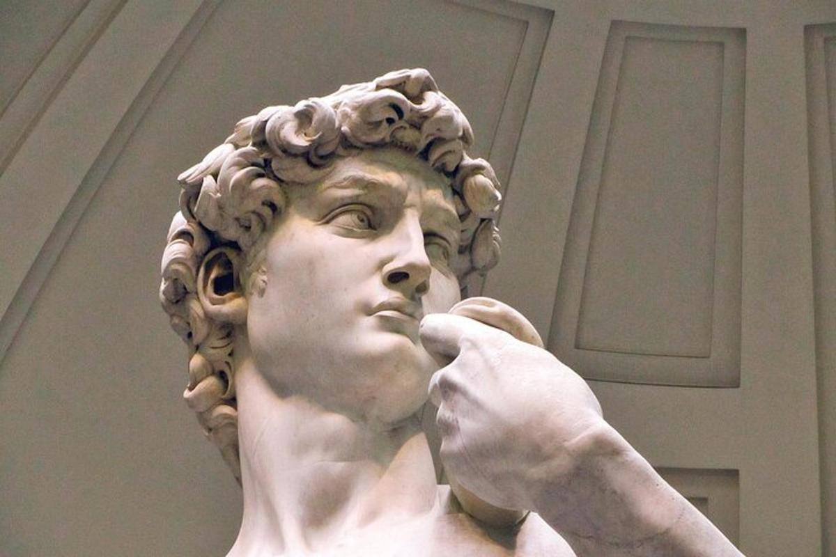 parmağını ağzına götürmüş bir adamın heykeli