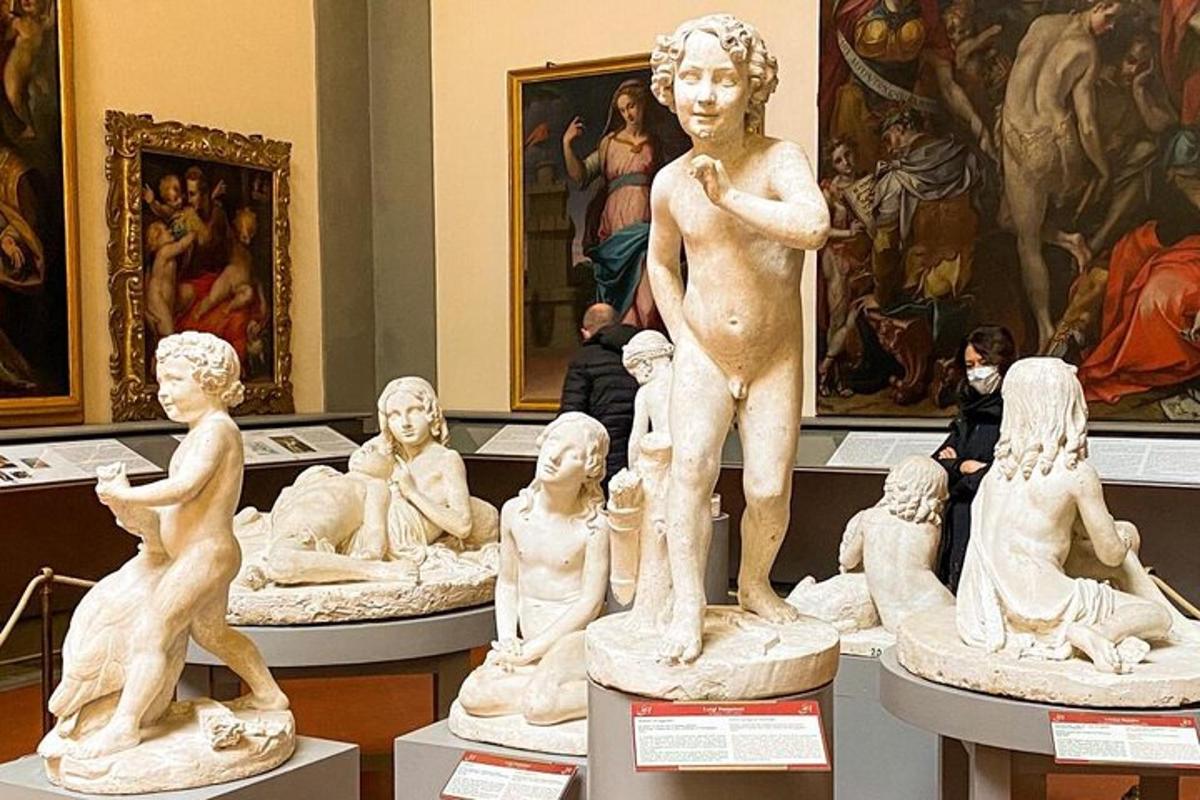 grupa rzeźb wystawiona w muzeum