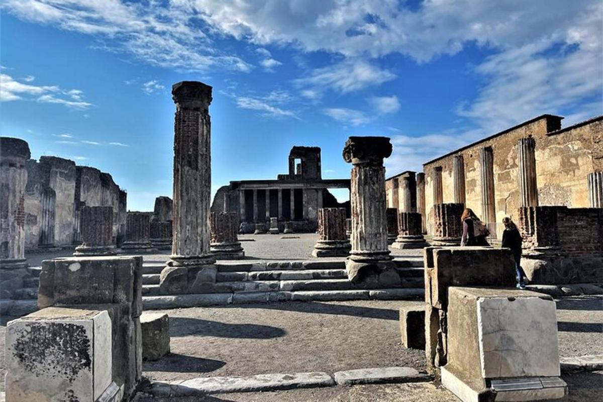 un grup de columnes a les ruïnes d'un edifici