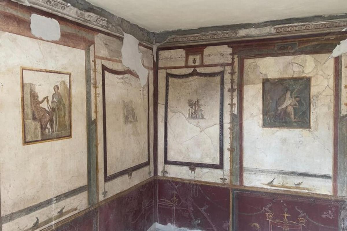 una pintura d'una habitació amb pintures a les parets