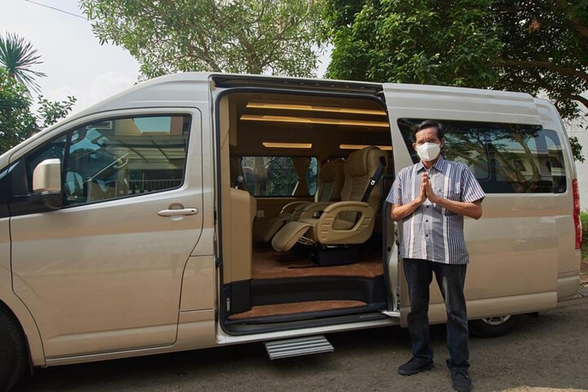 seorang pria mengenakan topeng berdiri di depan sebuah mobil van