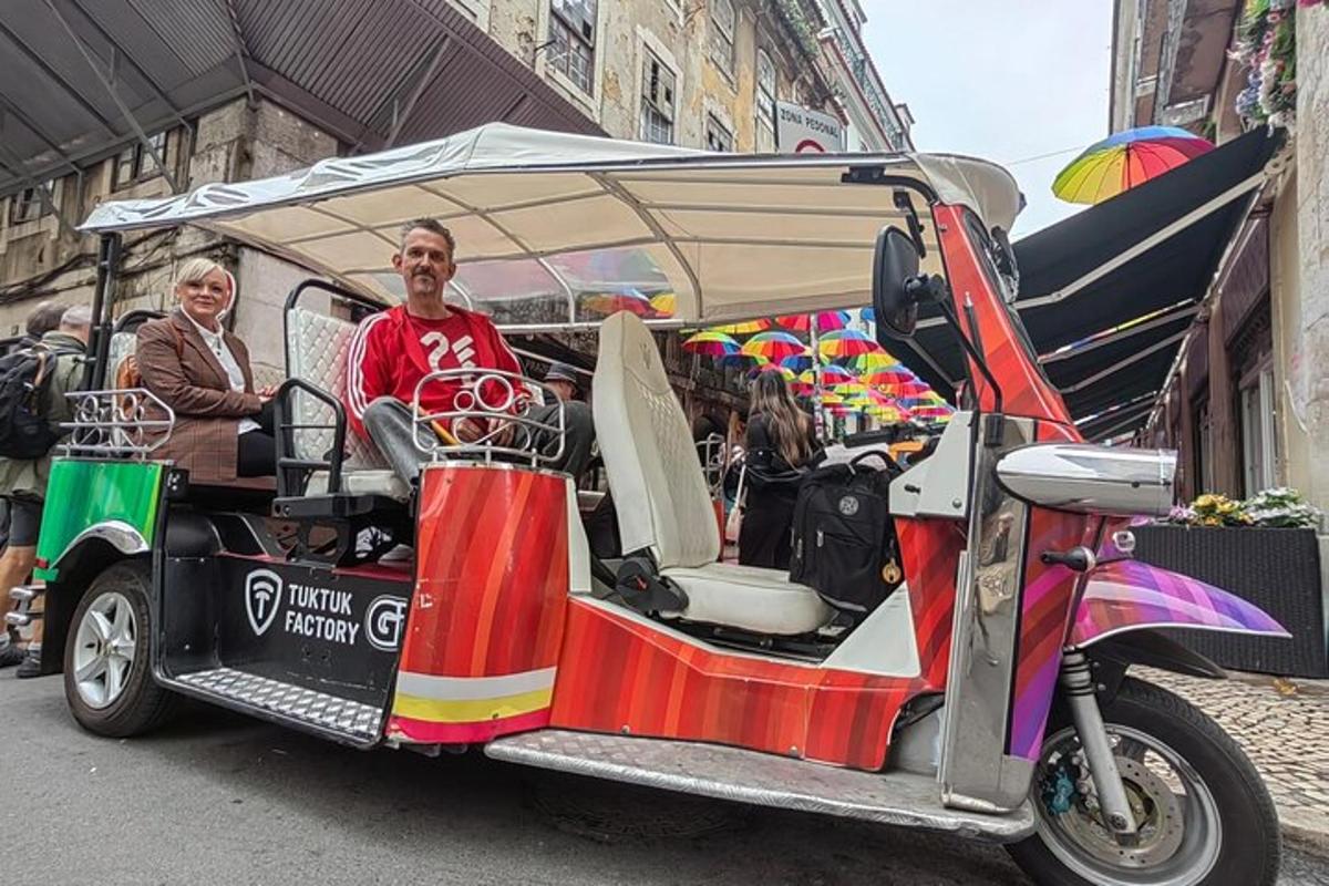 mężczyzna prowadzący wózek golfowy na ulicy