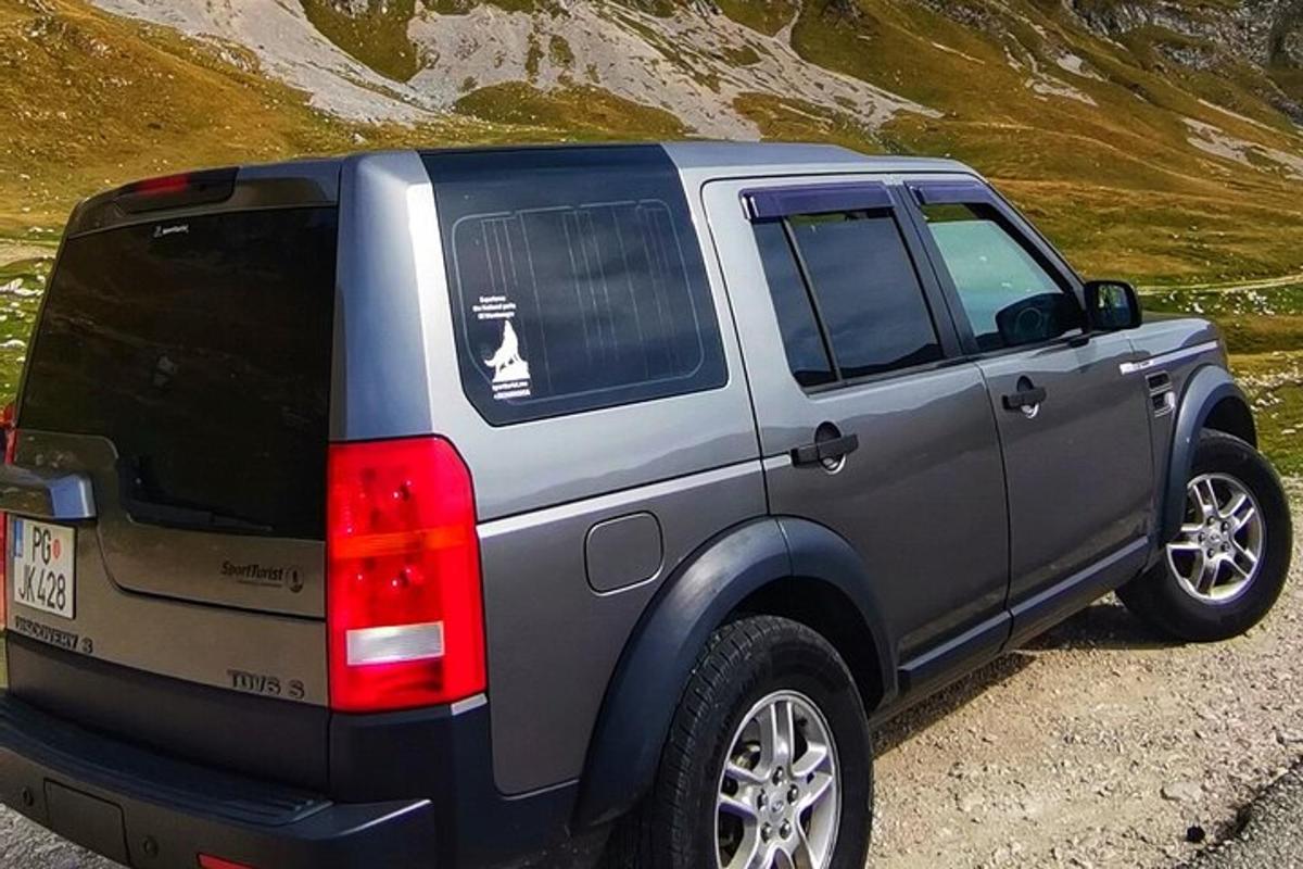 un camion grigio parcheggiato sul fianco di una montagna