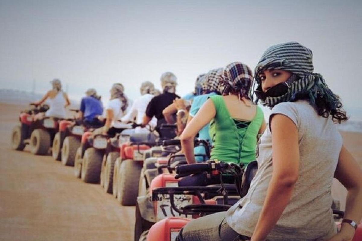 Un grupo de personas que viajan en motocicleta por una carretera.