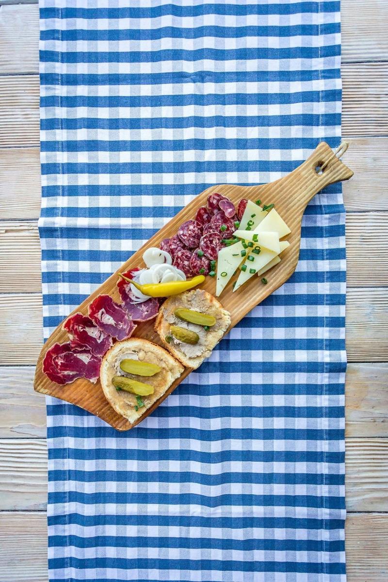テーブルの上に食べ物が置かれた木製のまな板