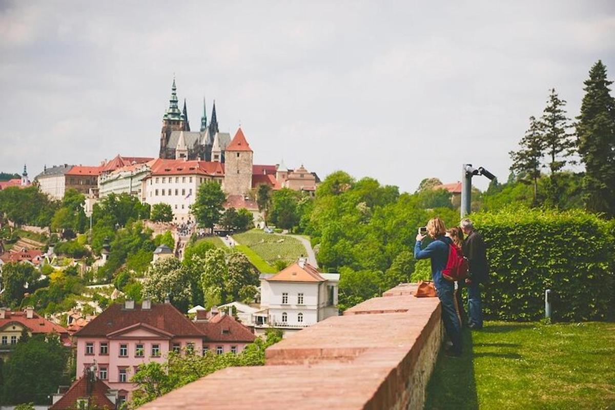 skupina lidí stojících na zdi a dívajících se na město