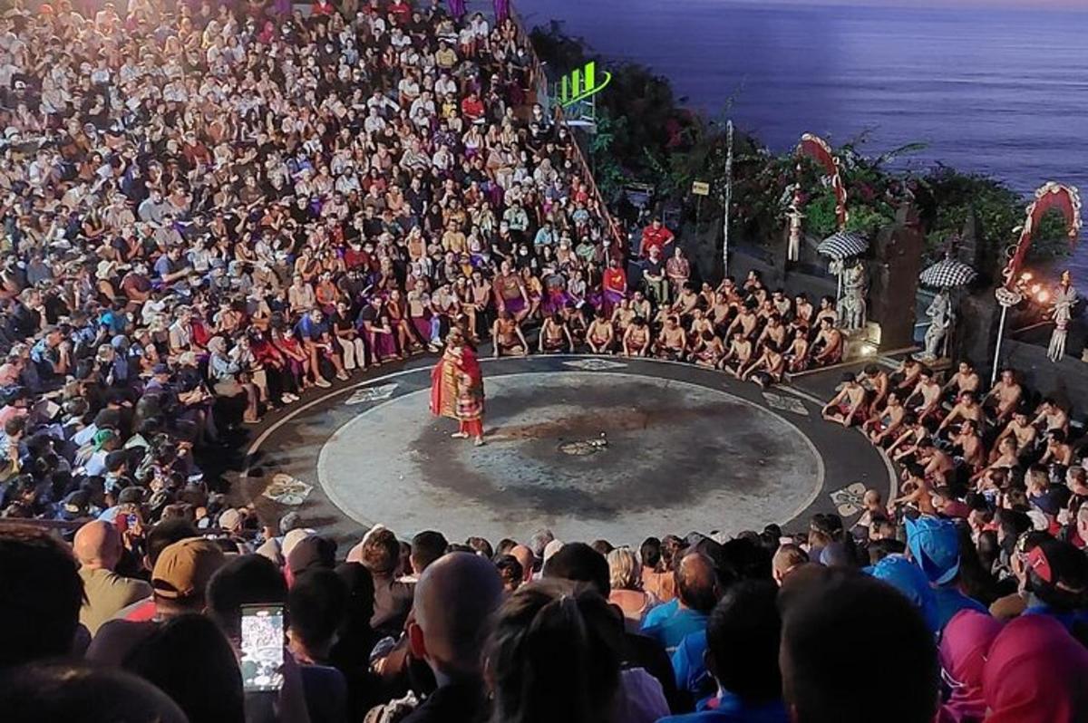 una multitud de persones mirant una actuació davant d'un escenari