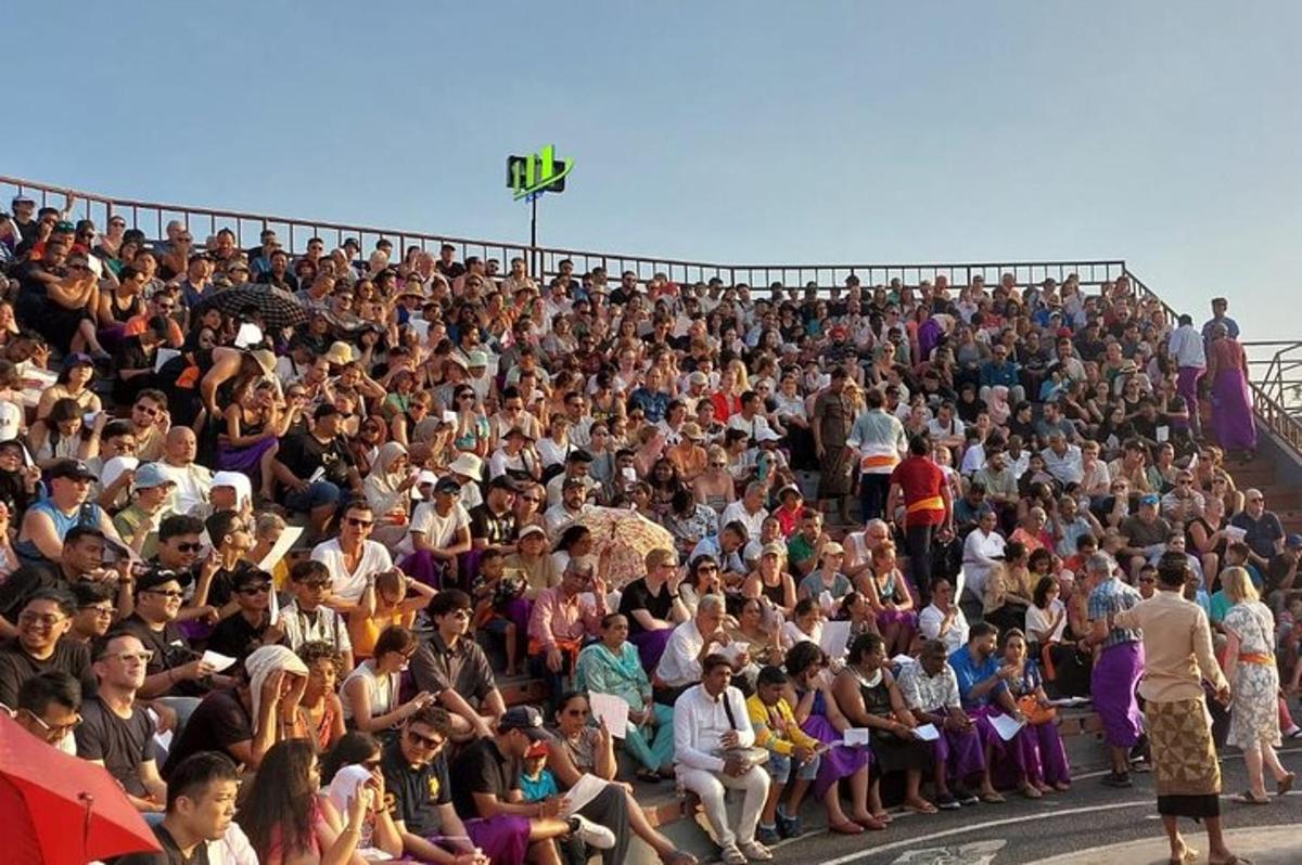 una gran multitud de personas sentadas en un estadio