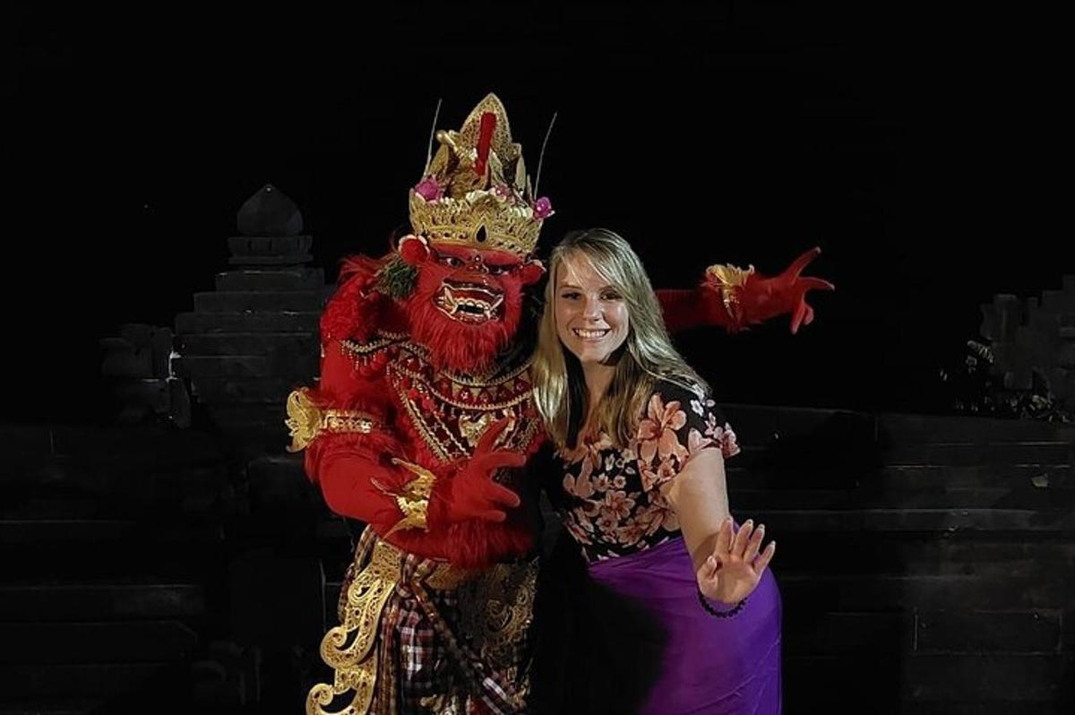 Una mujer parada junto a una persona vestida con un disfraz de dragón.