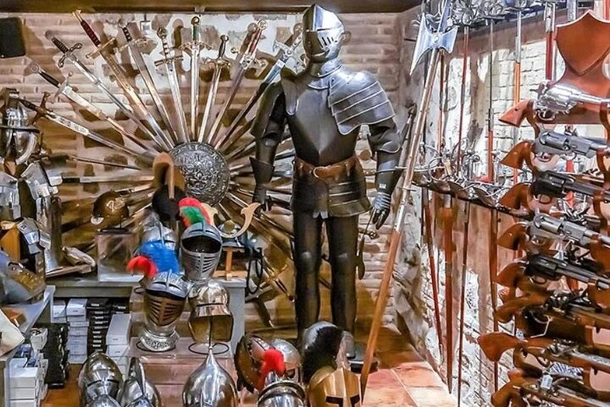Una estatua de un maniquí en una habitación con otros elementos.