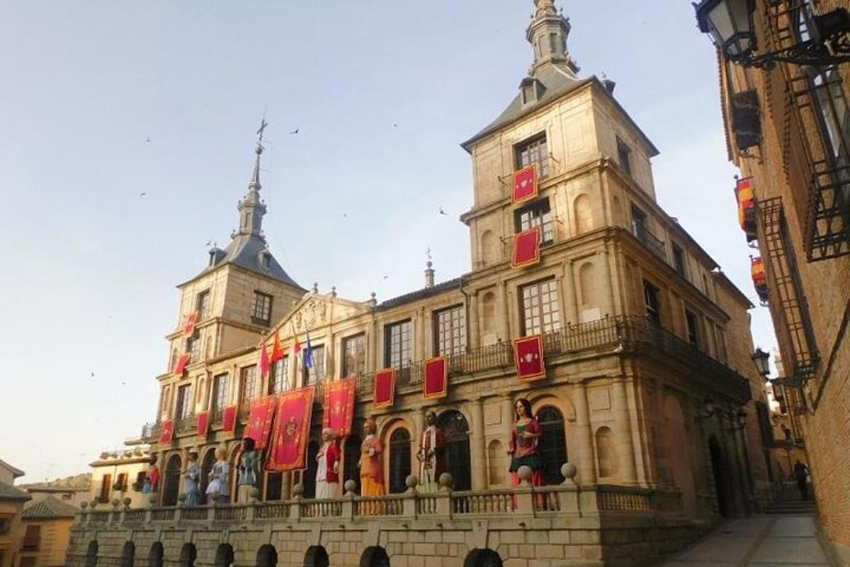 Un gran edificio con banderas rojas.
